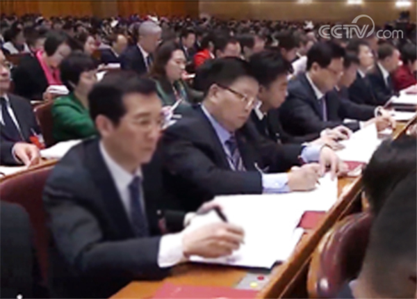 紧跟时代步伐 倾听两会声音——美狮贵宾会组织收看第十三届全国人民代表大会开幕式