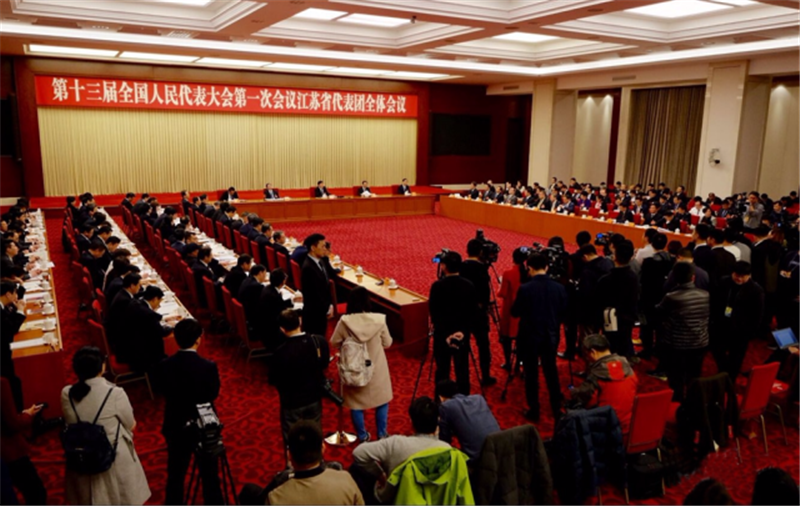 肖伟代表在审议政府工作报告时作交流发言：创新动能，勇开新局，推进新时代国药高质量发展