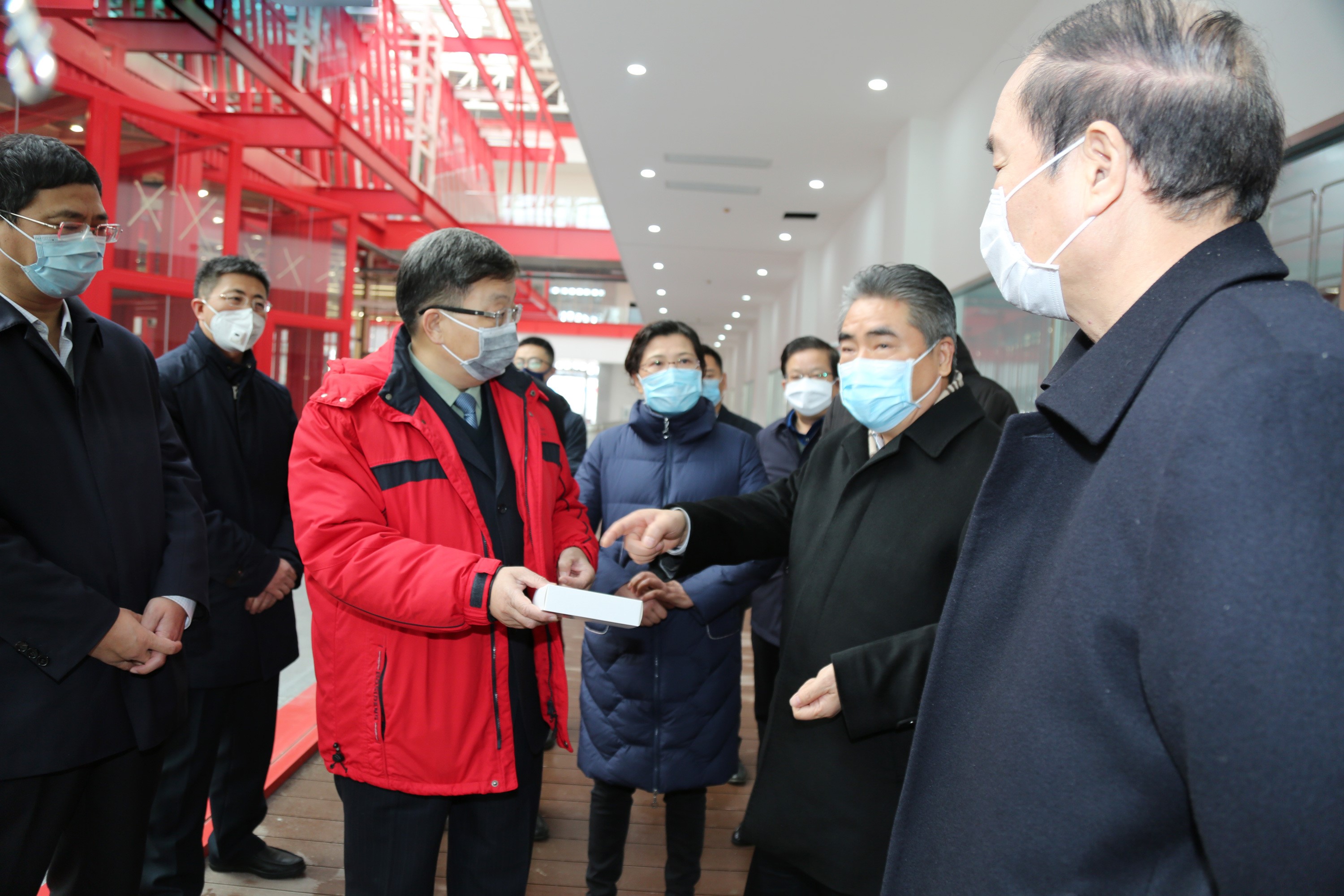 市委书记项雪龙一行莅临美狮贵宾会 关怀指导新冠肺炎防控药物生产工作